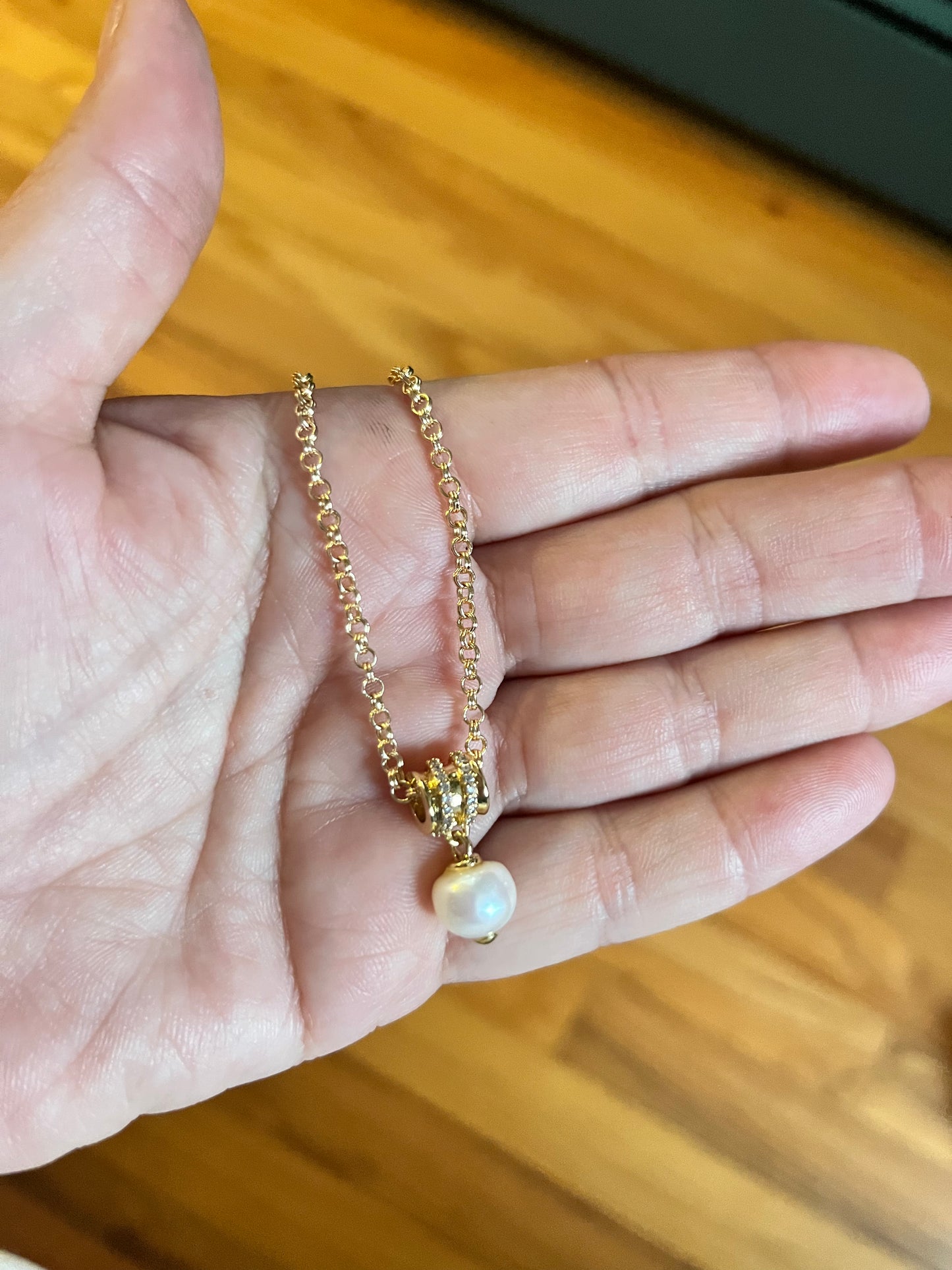 237 Pearl Spacer Bead on Gold Rolo Chain